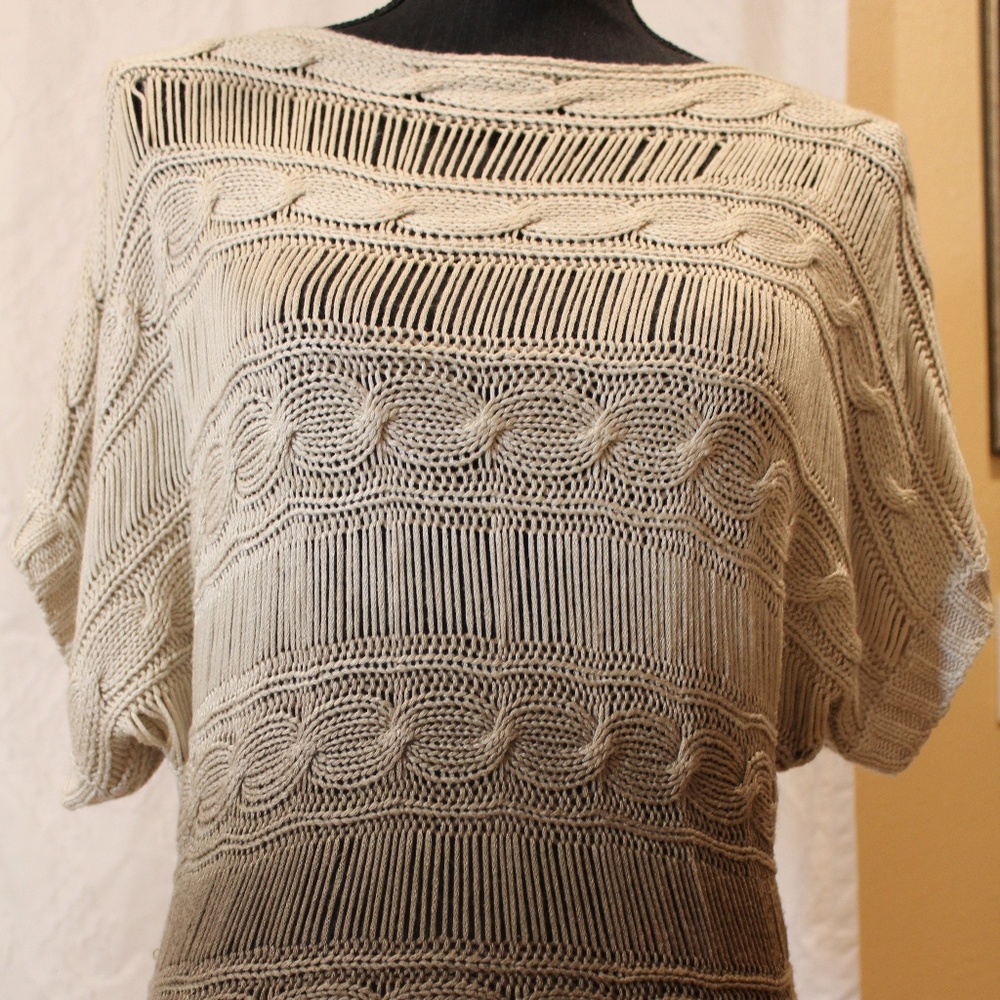 Slonl Tan to brown knit short sleeve sweater.